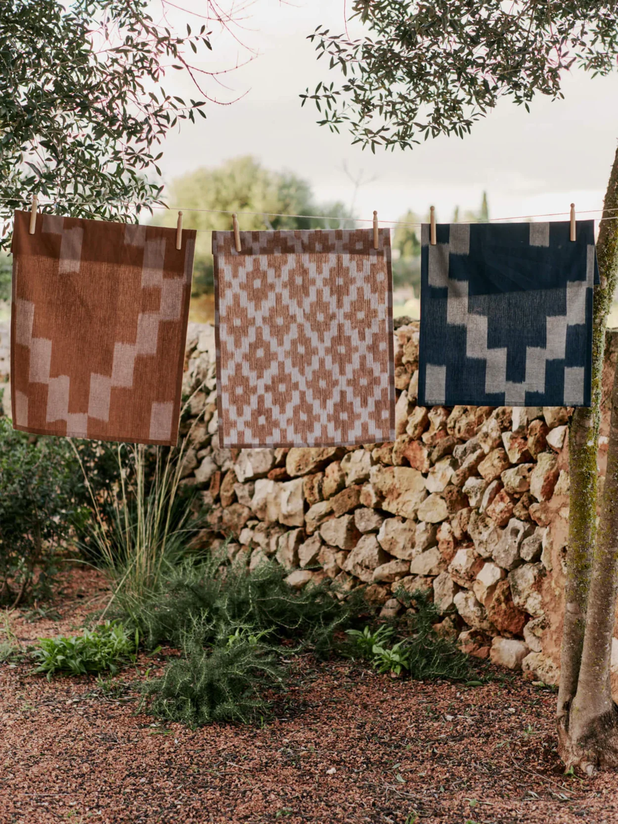 Ikat Tea Towel - Ink blue/Parchment 