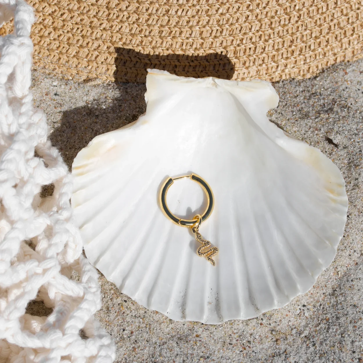 Single hoop with snake